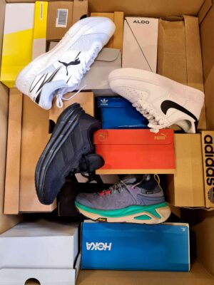 The photo shows a package with footwear in the category CS.