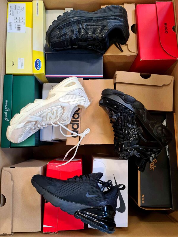 The photo shows a package with footwear in the category CS.