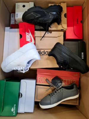 The photo shows a package with footwear in the category CS.