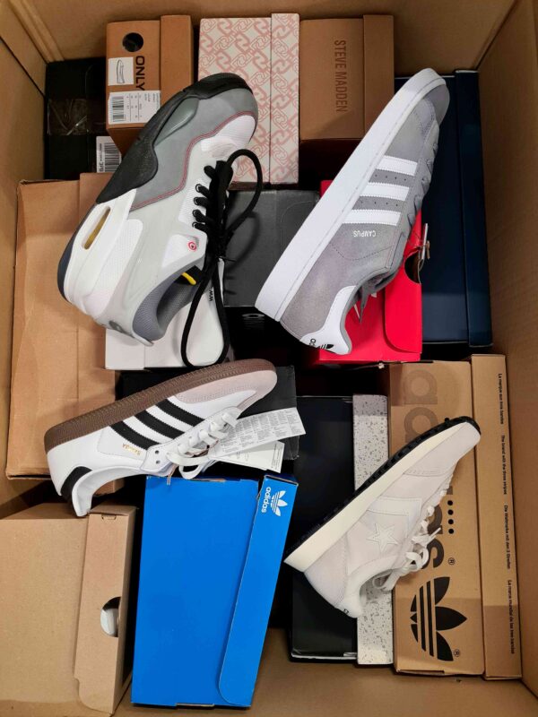 The photo shows a package with footwear in the category CS.