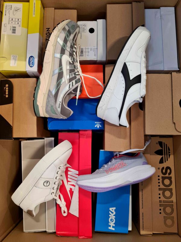 The photo shows a package with footwear in the category CS.