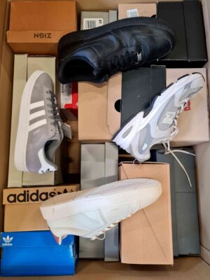 The photo shows a package with footwear in the category CS.