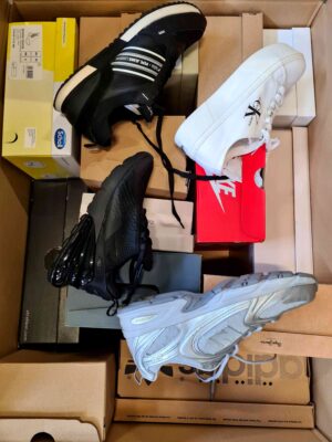 The photo shows a package with footwear in the category CS.