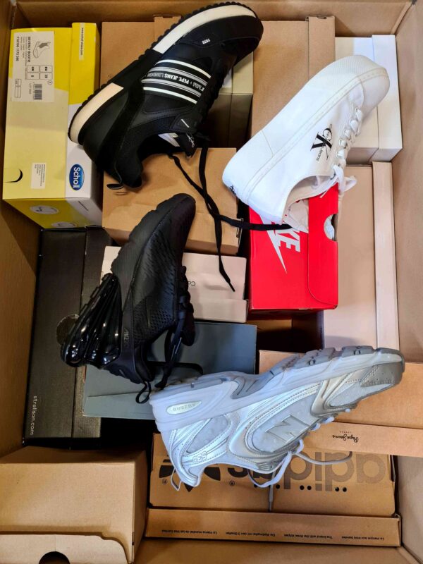 The photo shows a package with footwear in the category CS.