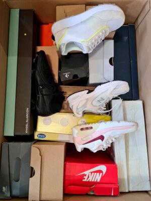 The photo shows a package with footwear in the category CS.