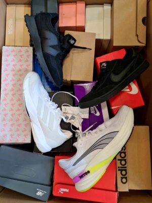 The photo shows a package with footwear in the category CS.