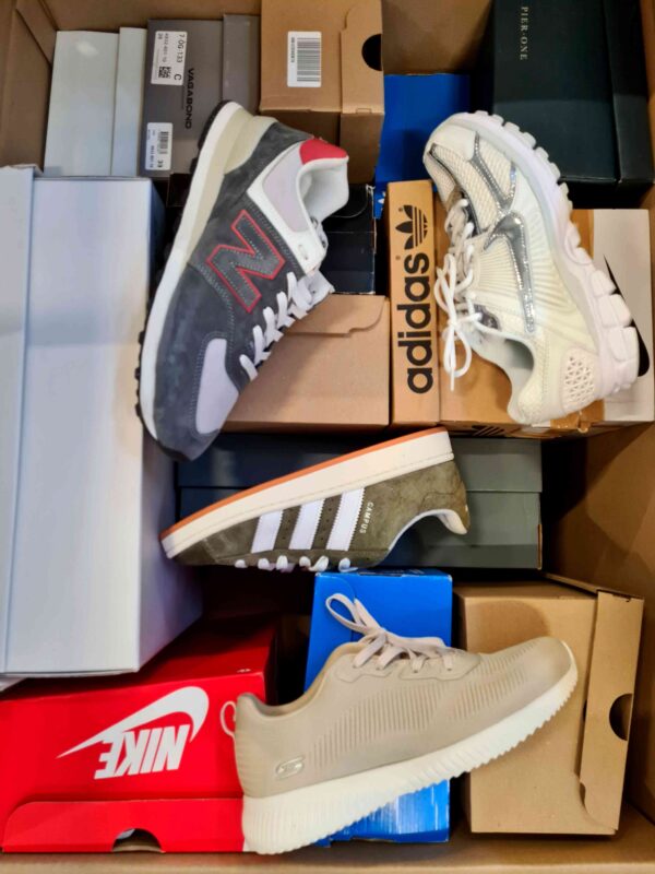The photo shows a package with footwear in the category CS.