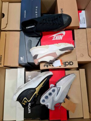 The photo shows a package with footwear in the category CS.