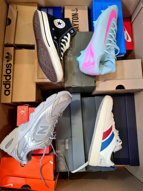 The photo shows a package with footwear in the category CS.