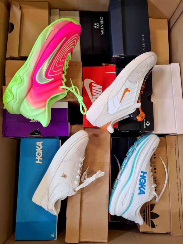 The photo shows a package with footwear in the category CS.