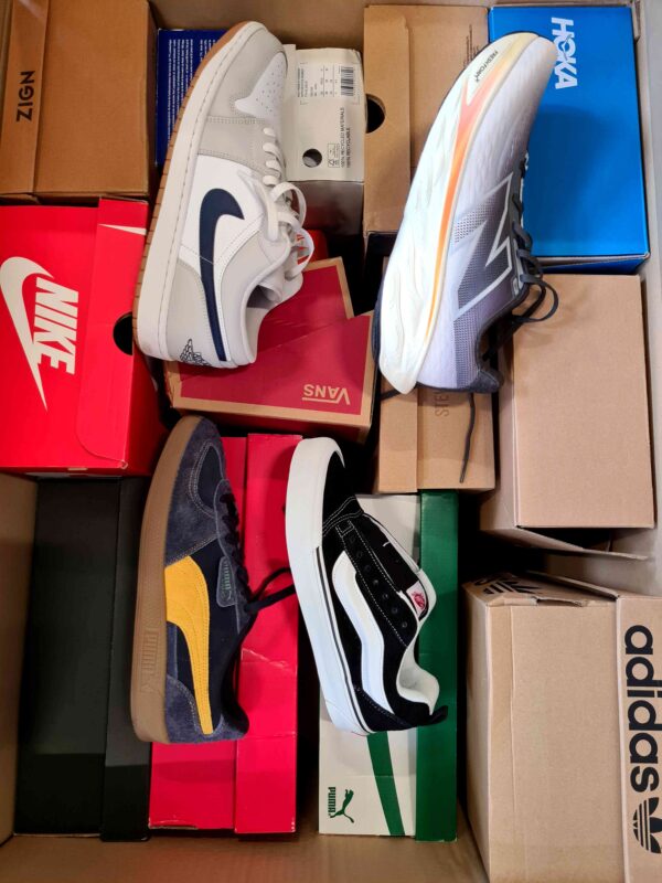 The photo shows a package with footwear in the category CS.