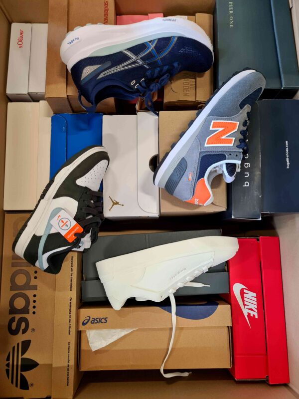 The photo shows a package with footwear in the category CS.