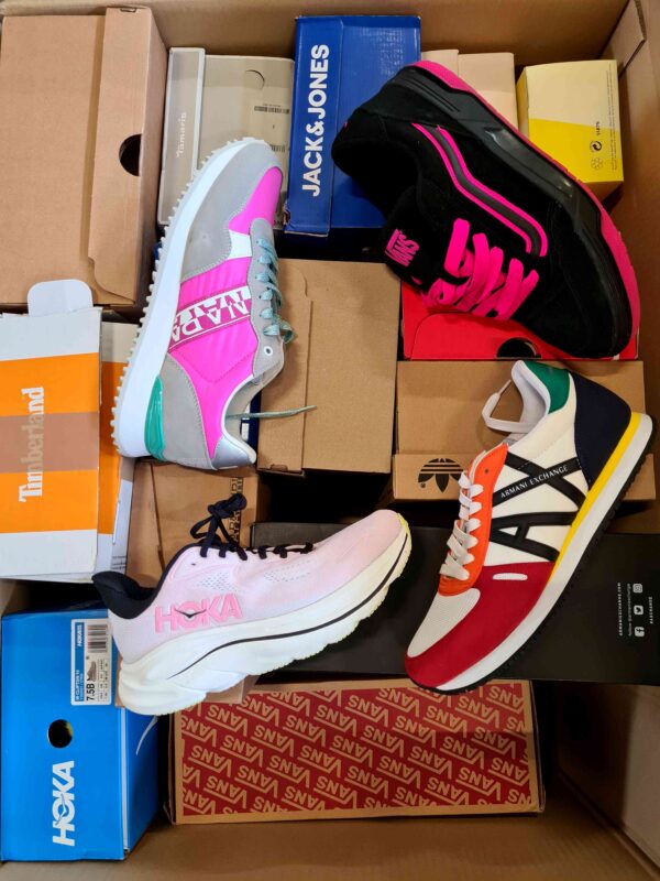 The photo shows a package with footwear in the category CS.