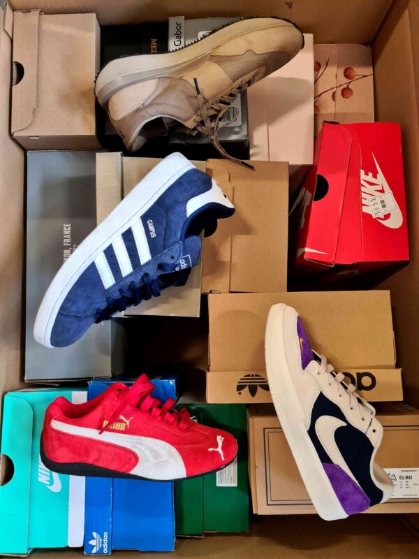 The photo shows a package with footwear in the category CS.