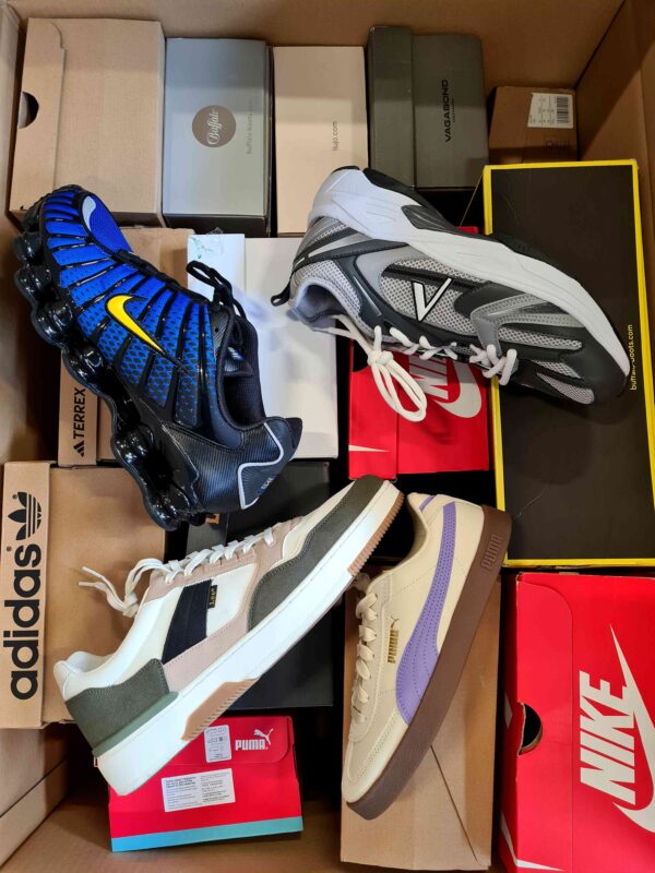 The photo shows a package with footwear in the category CS.