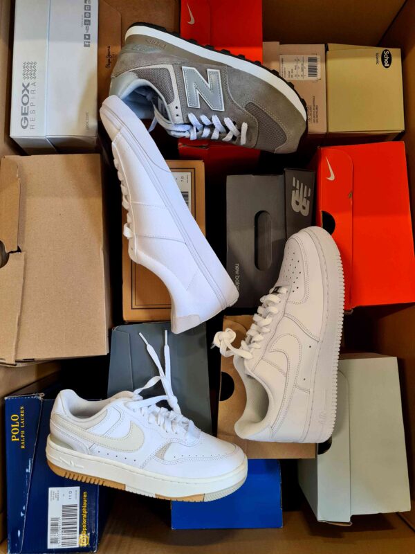 The photo shows a package with footwear in the category CS.