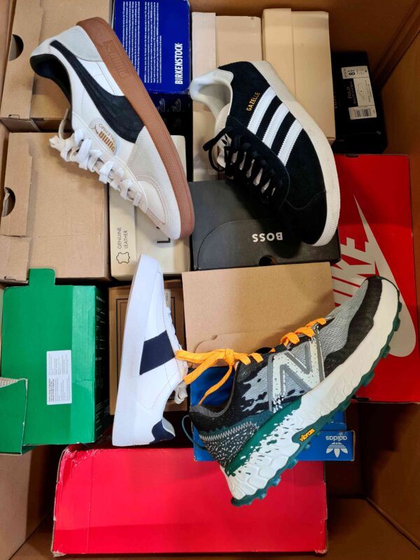 The photo shows a package with footwear in the category CS.
