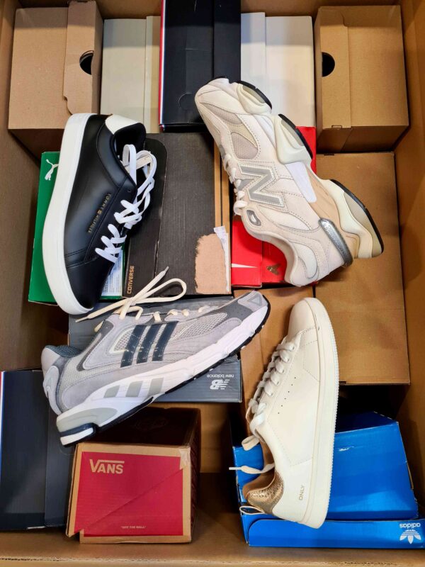 The photo shows a package with footwear in the category CS.