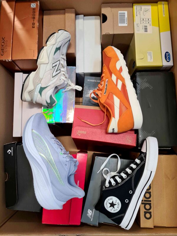 The photo shows a package with footwear in the category CS.