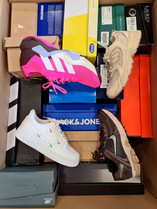 The photo shows a package with footwear in the category CS.