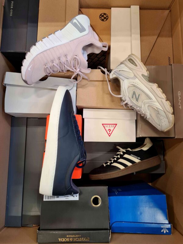 The photo shows a package with footwear in the category CS.
