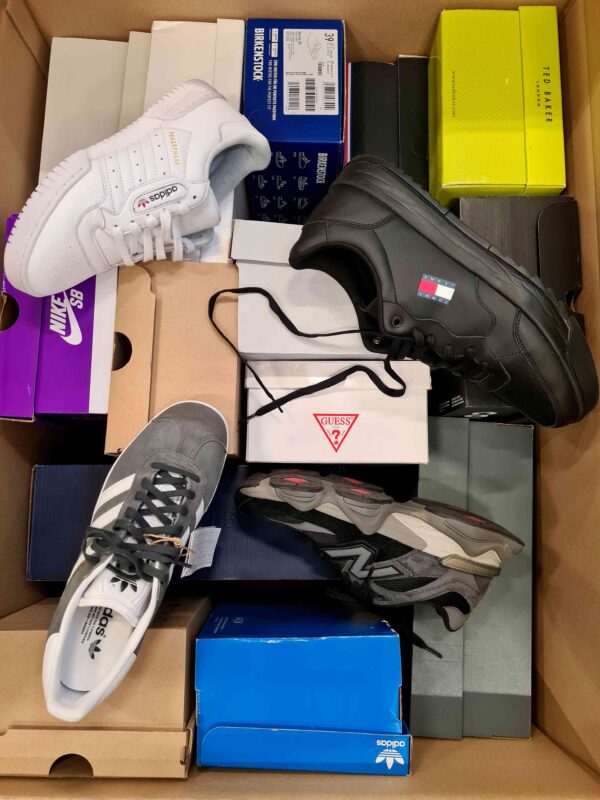 The photo shows a package with footwear in the category CS.