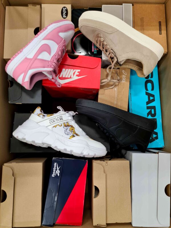 The photo shows a package with footwear in the category CS.