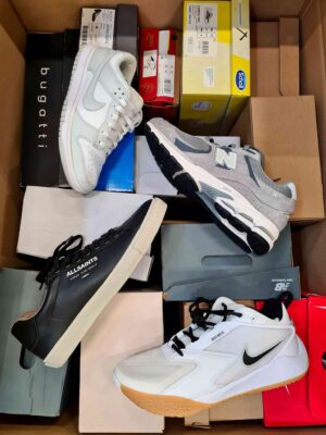 The photo shows a package with footwear in the category CS.