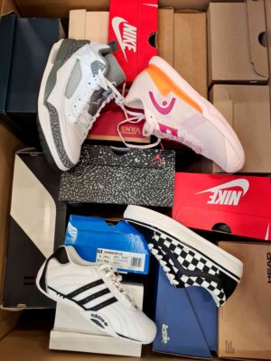 The photo shows a package with footwear in the category CS.