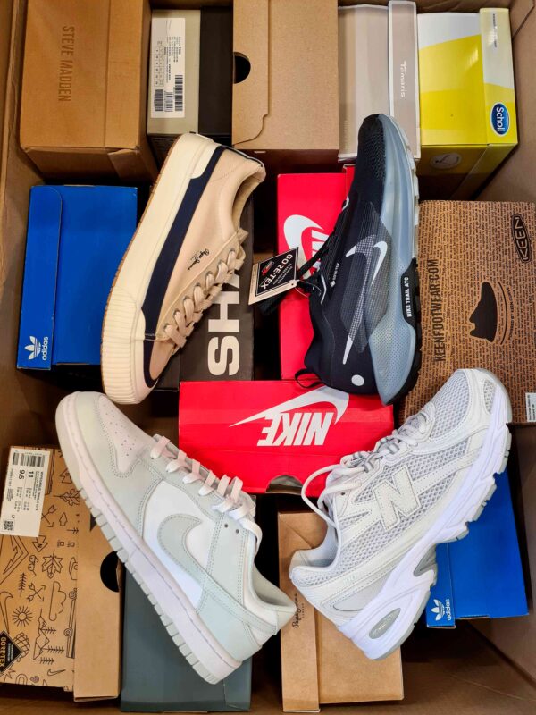 The photo shows a package with footwear in the category CS.