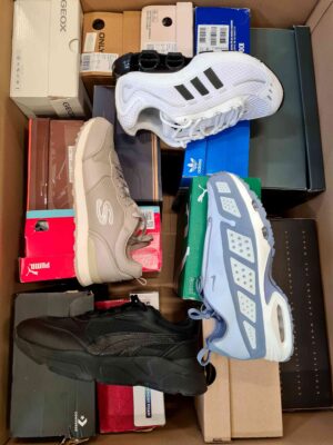 The photo shows a package with footwear in the category CS.