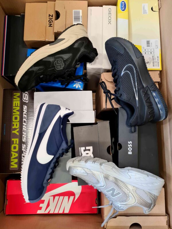 The photo shows a package with footwear in the category CS.