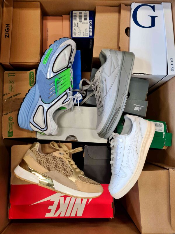 The photo shows a package with footwear in the category CS.