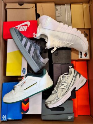 The photo shows a package with footwear in the category CS.