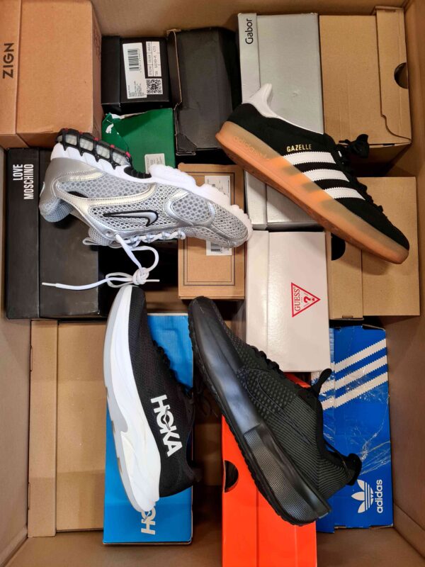 The photo shows a package with footwear in the category CS.