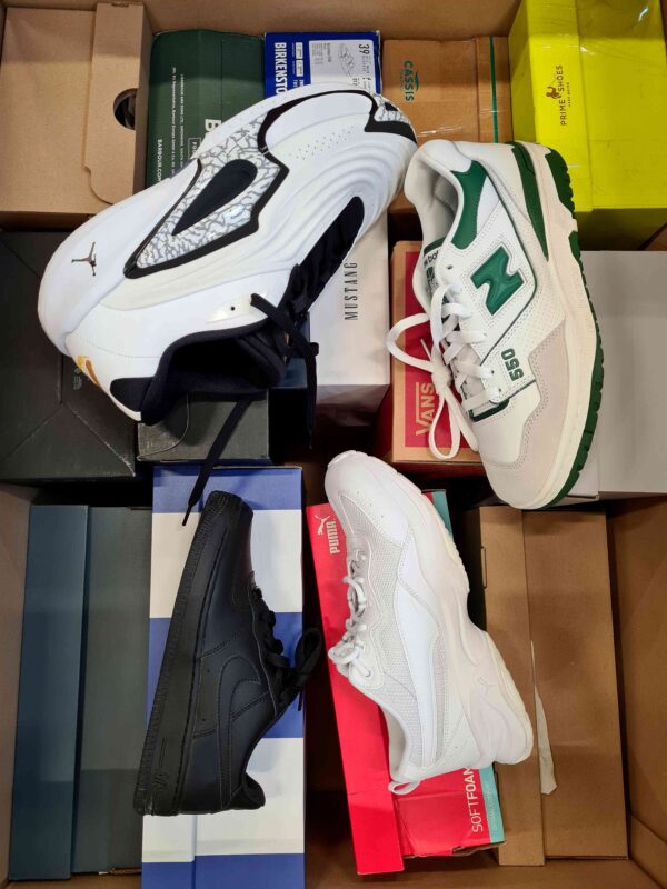 The photo shows a package with footwear in the category CS.