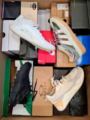 The photo shows a package with footwear in the category CS.