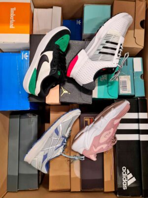 The photo shows a package with footwear in the category CS.