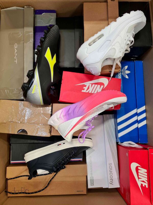 The photo shows a package with footwear in the category CS.