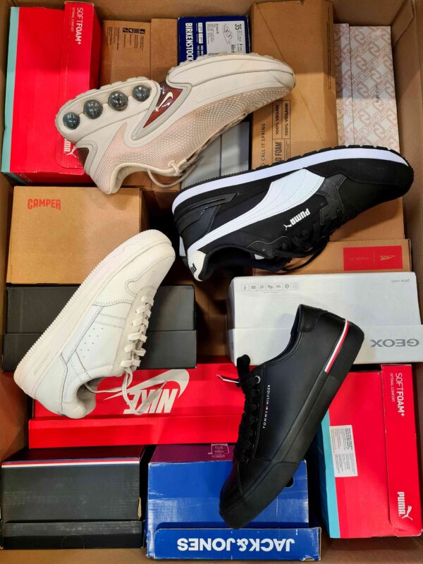 The photo shows a package with footwear in the category CS.