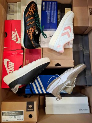 The photo shows a package with footwear in the category CS.