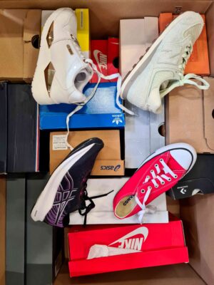 The photo shows a package with footwear in the category CS.