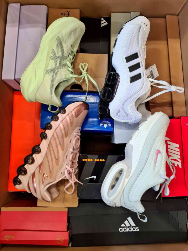 The photo shows a package with footwear in the category CS.
