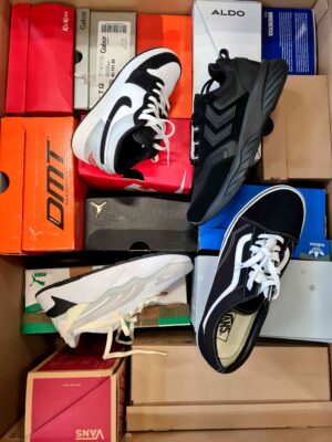 The photo shows a package with footwear in the category CS.