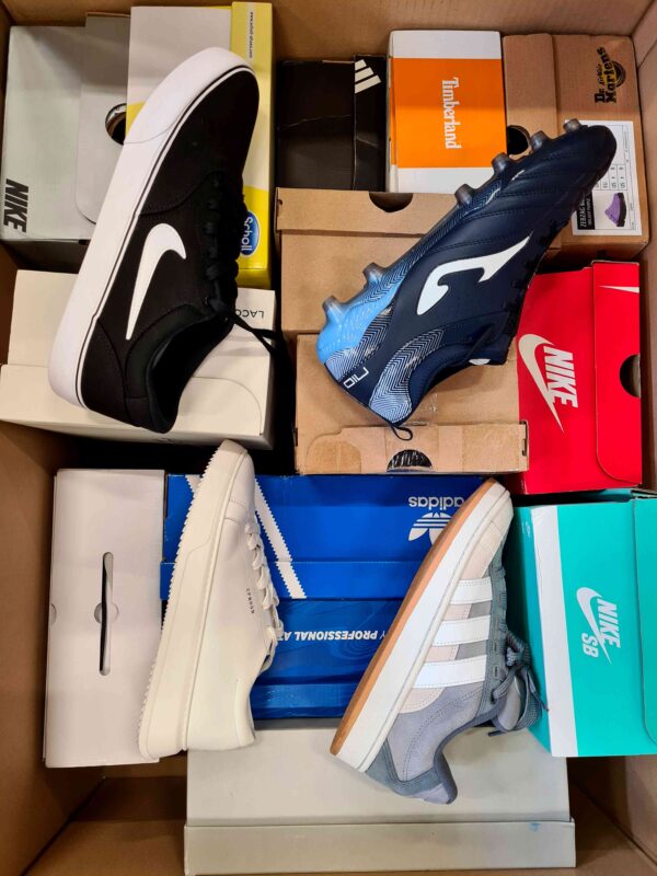 The photo shows a package with footwear in the category CS.