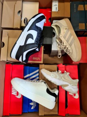 The photo shows a package with footwear in the category CS.