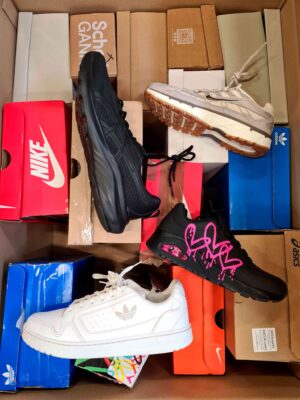 The photo shows a package with footwear in the category CS.