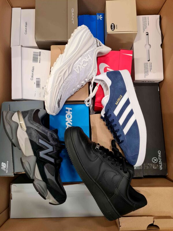 The photo shows a package with footwear in the category CS.