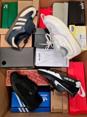 The photo shows a package with footwear in the category CS.