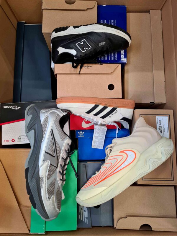 The photo shows a package with footwear in the category CS.